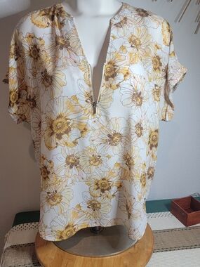 Maurices Floral Zip-Front Women's Top in Yellow and Cream Sz L